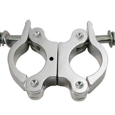 Abraçadeira dupla metálica prateada com parafusos e porcas tipo asa