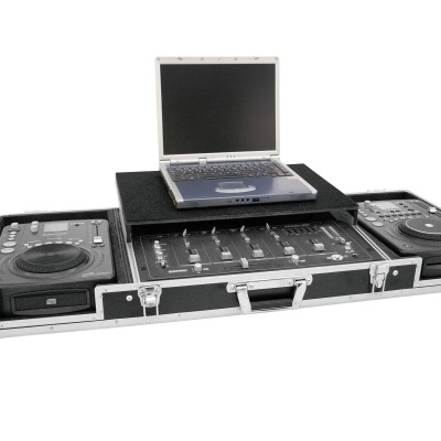 Equipamento DJ com leitores, mesa de mistura e computador portátil num estojo preto rígido