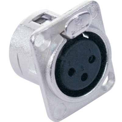 Conector metálico de três pinos pretos em estrutura quadrada prateada