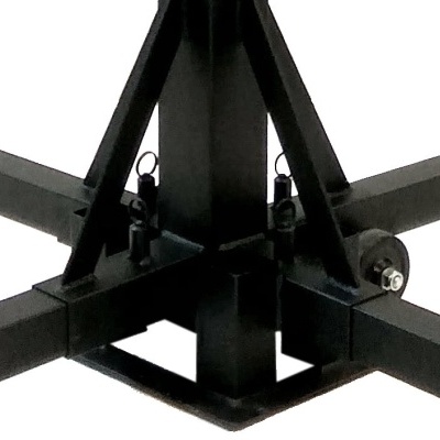 Base metálica preta em estrutura cruzada com parafuso visível