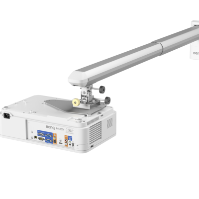 Projetor digital BenQ MW855UST branco montado num suporte de parede branco