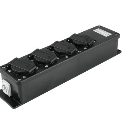 Tomada elétrica preta com quatro fichas e caixa retangular