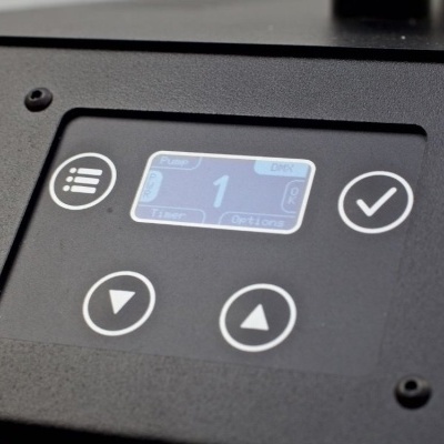 Painel de controlo digital preto com ecrã azul e botões tácteis