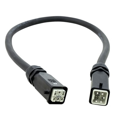 Cabo de ligação preto com conectores elétricos quadrados e pinos visíveis.