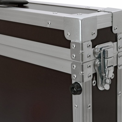 Mala rígida castanha com armações metálicas prateadas e fecho central