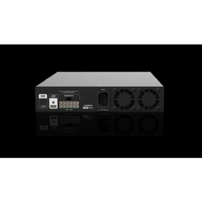 Aparelho eletrónico preto com ventiladores e portas de conexão numa superfície negra