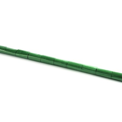 Barra longa verde segmentada de plástico sobre fundo branco