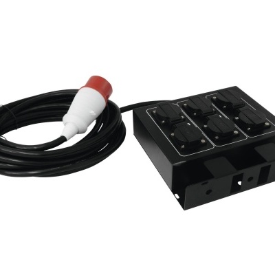 Extensão elétrica preta com cabo e quatro tomadas