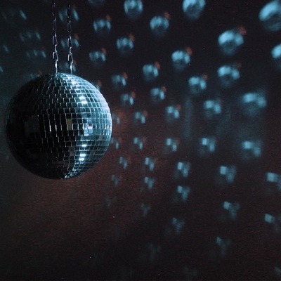 espelho de discoteca suspenso com reflexos em fundo escuro