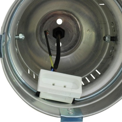 Interior metálico cilíndrico com fios elétricos e ficha branca