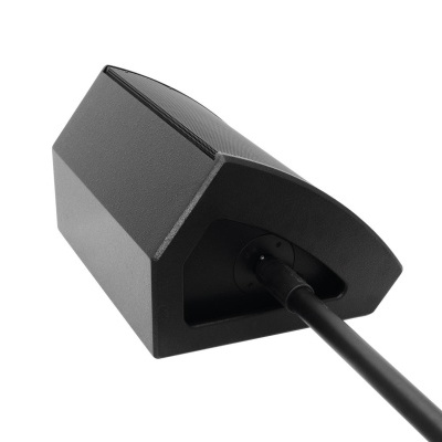 Microfone de mesa preto com base hexagonal e cabo ligado