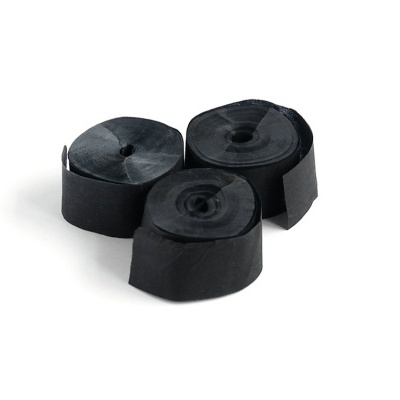 Três rolos de sacos pretos para lixo sobre fundo branco