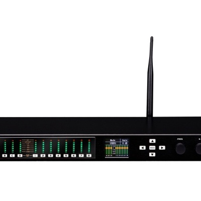 Equipamento áudio preto com antena e mostradores LED