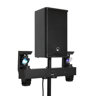 Coluna de som preta com dois focos de luz azuis e roxos numa estrutura preta