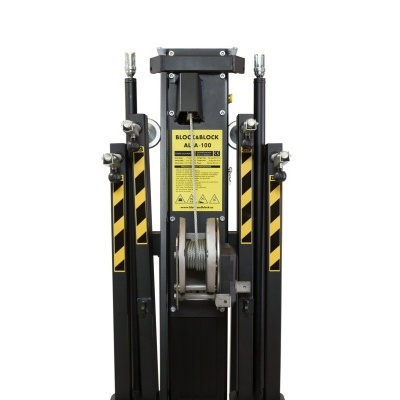 Bloqueador industrial metálico preto e amarelo com cabo de aço e etiqueta amarela