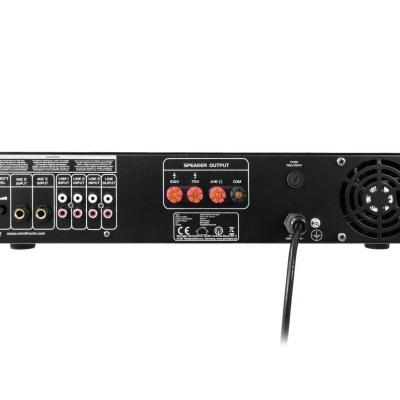 Amplificador áudio preto com entradas RCA e saída para colunas no painel traseiro