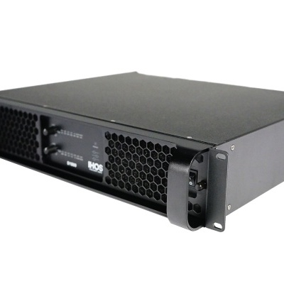 Rádio transmissor preto com grelha hexagonal e alças dianteiras