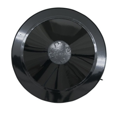 Chapéu preto brilhante tipo boina circular com detalhe no centro