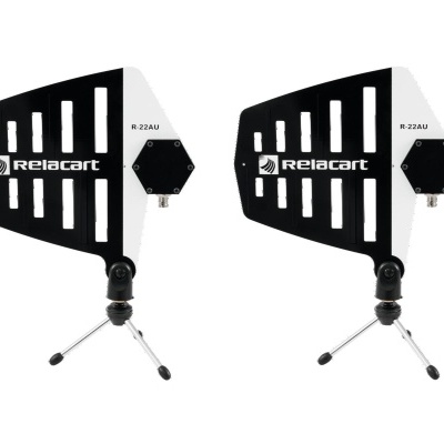 Par de antenas Relacart R.22AU em preto e branco com tripé