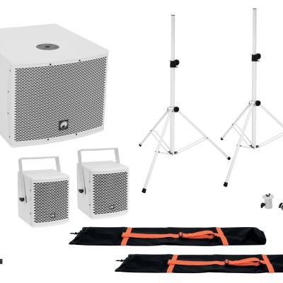 Sistema de som branco com subwoofer, colunas, tripés e acessórios.