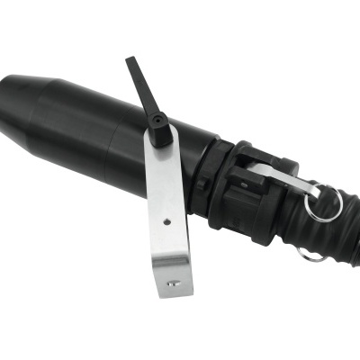 Conector preto com alavanca metálica ligado a tubo corrugado