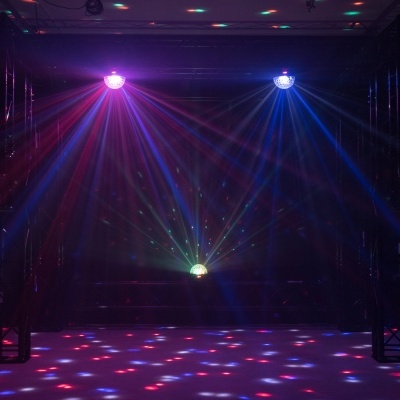 Sistema de iluminação de palco com luzes vermelhas e azuis