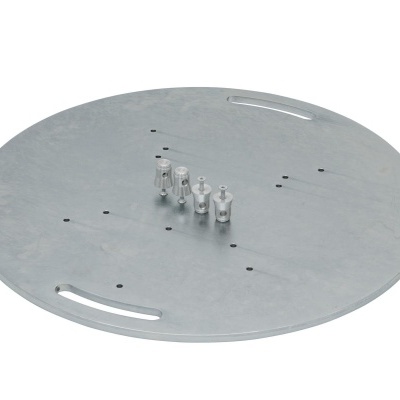 Placa circular metálica prateada com pinos e aberturas para pegar