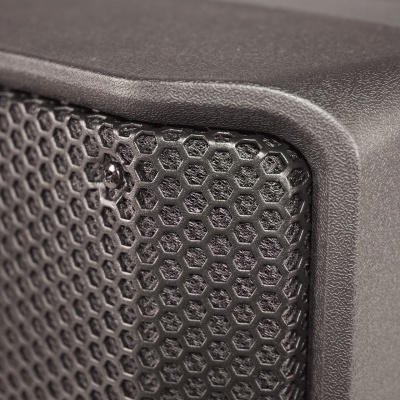 Coluna de som preta com grelha metálica hexagonal