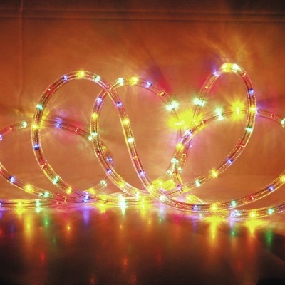 Cordão de luzes LED multicoloridas em tubo transparente