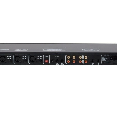 equipamento áudio preto com conectores XLR e RCA