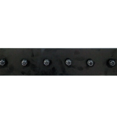 Painel eléctrico preto com seis botões redondos e selo amarelo