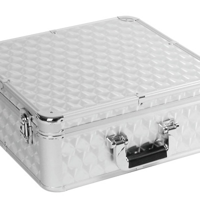 Mala metálica prateada com textura geométrica e pega preta