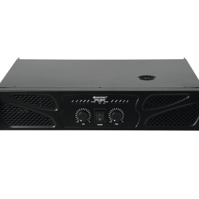 Amplificador de som profissional preto Pretorian P2000D com botões e grelha frontal