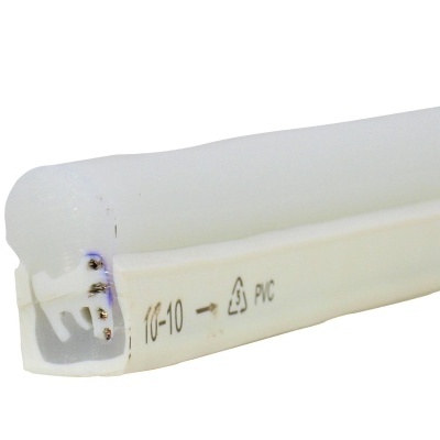 Perfil de vedação branco em PVC com marcações visíveis