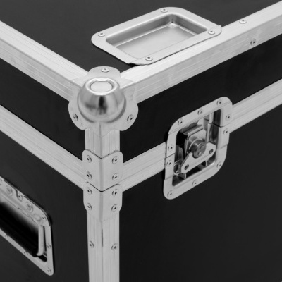 Mala de transporte preta com reforços metálicos e fecho