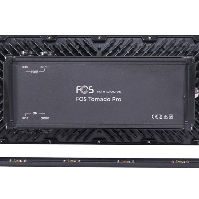 Projetor LED profissional preto FOS Tornado Pro com estrutura metálica e parafusos de ajuste