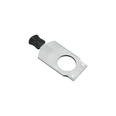 Ferramenta metálica prateada com punho preto e orifício circular