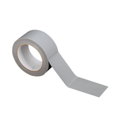 Rolo de fita adesiva cinza parcialmente desenrolada