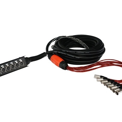 Cabo com 8 conectores XLR prateados ligados a painel preto com etiquetas numeradas e cabo principal preto enrolado