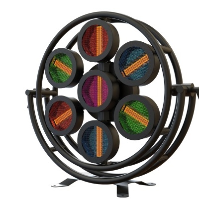 Suporte circular em metal preto com discos coloridos em tecido.