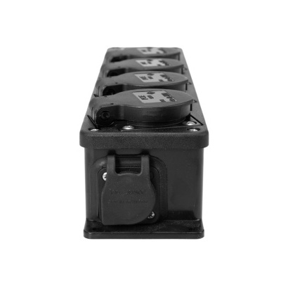 Tomadas elétricas múltiplas pretas com capas protetoras numeradas 1 a 5