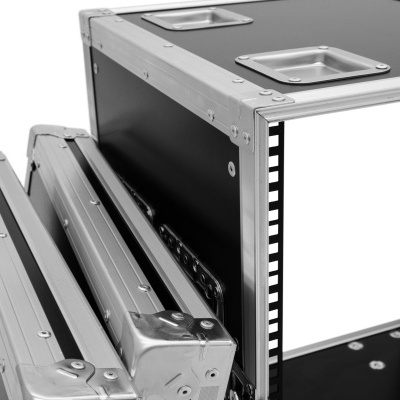 Mala rígida preta com cantos metálicos para equipamento e duas tampas removíveis