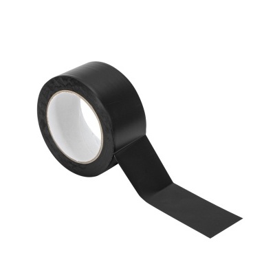 Rolo de fita adesiva preta desenrolada sobre fundo branco