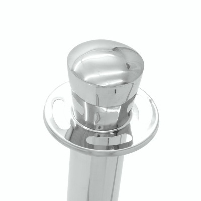 Poste de metal prateado com topo arredondado e aro circular