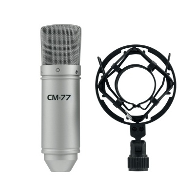 Microfone prateado CM-77 com suporte de choque preto sobre fundo branco