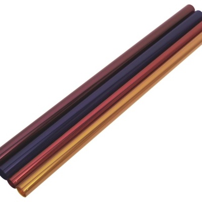 Cinco varetas metálicas coloridas alinhadas