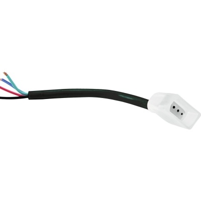 Cabo elétrico preto com fios expostos e conector branco com três furos