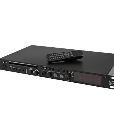 aparelho de som preto com ecrã digital e comando remoto