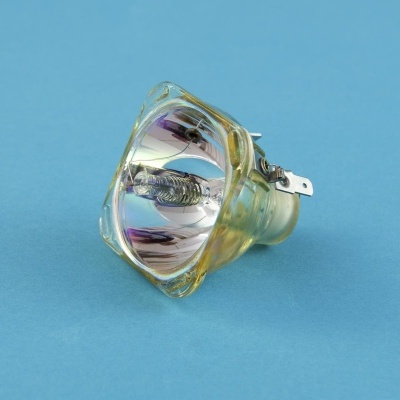 Lâmpada halogénea com base metálica e vidro refletor sobre fundo azul