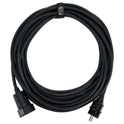 Extensão elétrica preta enrolada com tomada e ficha, fundo branco